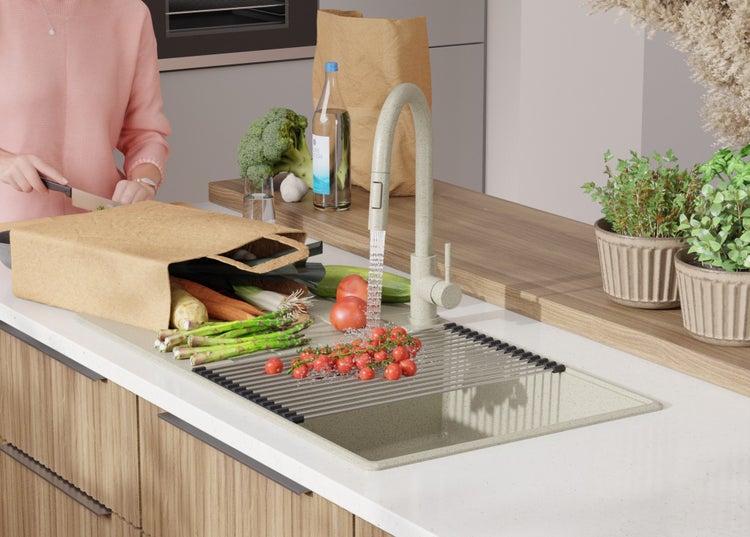 Küchenszene mit Spüle, Armatur und Gemüse