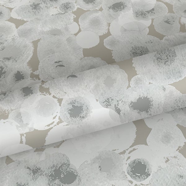 Person entfernt Schutzfolie von einer Teppichmatte