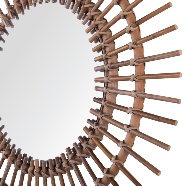 Runder Spiegel mit einem Rahmen aus strahlenförmig angeordneten Rattanstäben.