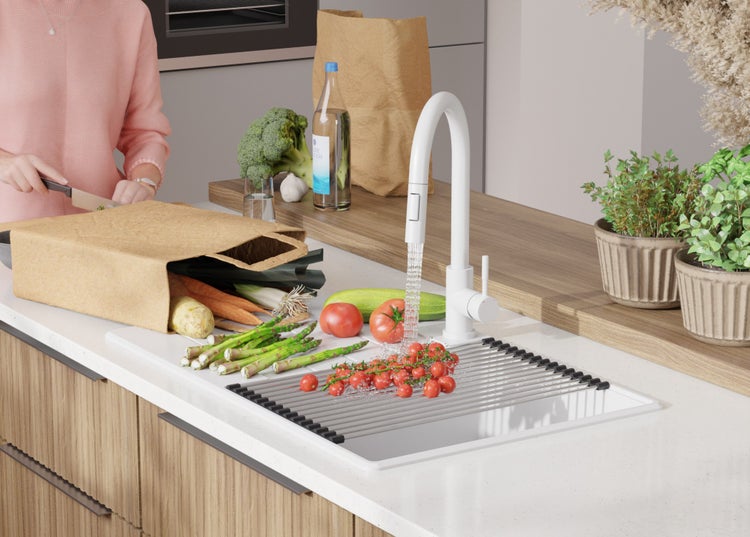 Küchenszene mit frischem Gemüse, Spüle mit Abtropfgitter und Armatur