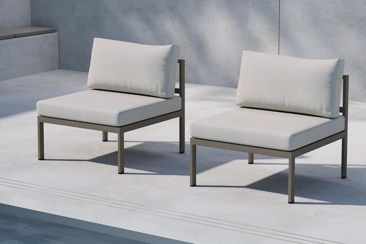 Zwei Terrassenstühle mit Metallrahmen und Sitzkissen