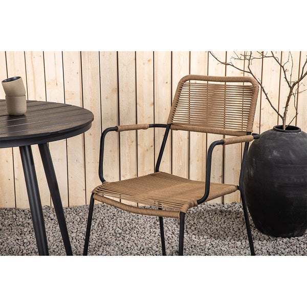 Gartenszene mit Stuhl, Tisch und Dekoration