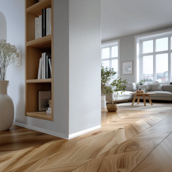 Detailaufnahme eines Wohnraums mit Holzfußboden und Wandleiste