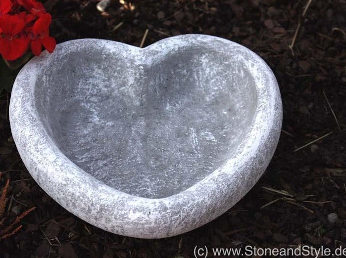 Herzförmige Pflanzschale aus Beton für den Garten