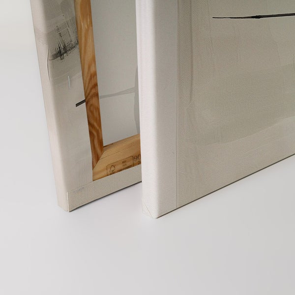 Nahaufnahme von zwei Leinwandbildern mit Holzrahmen