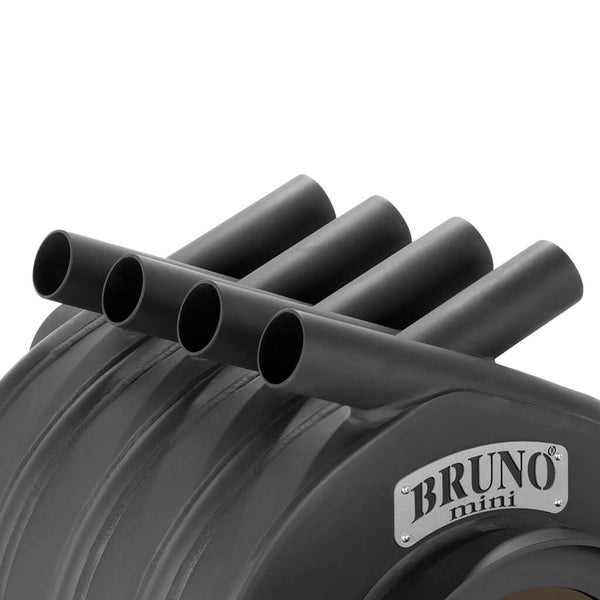 Detailansicht eines Bruno Mini Holzofens mit Konvektionsrohren und Bruno Mini Logo.