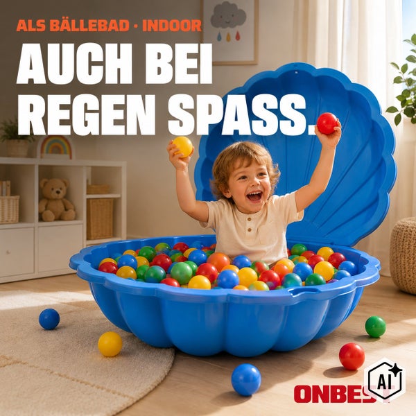 Kind spielt in einer muschelförmigen Sandmuschel, die als Bällebad im Innenbereich genutzt wird, gefüllt mit zahlreichen bunten Spielbällen.