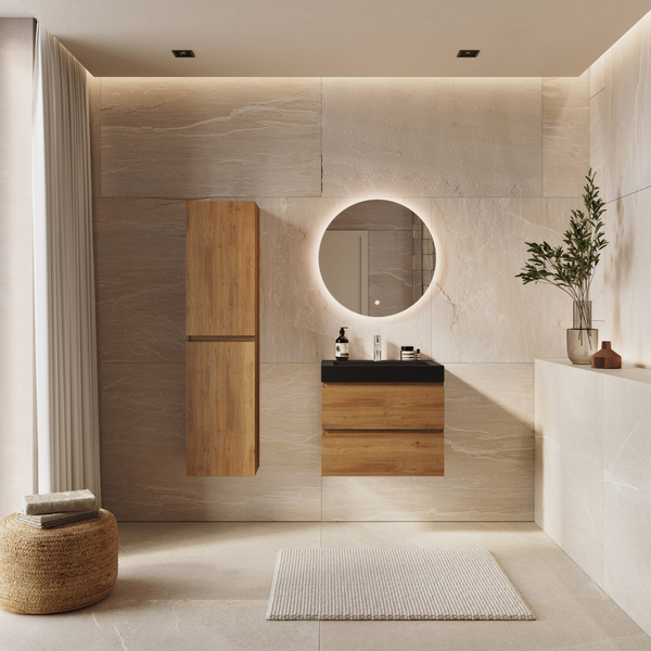 Modernes Badezimmer mit Waschtisch, runder LED-Spiegel, Holz-Hochschrank, Natursteinfliesen und dekorativen Pflanzen vor einer strukturierten Wand.
