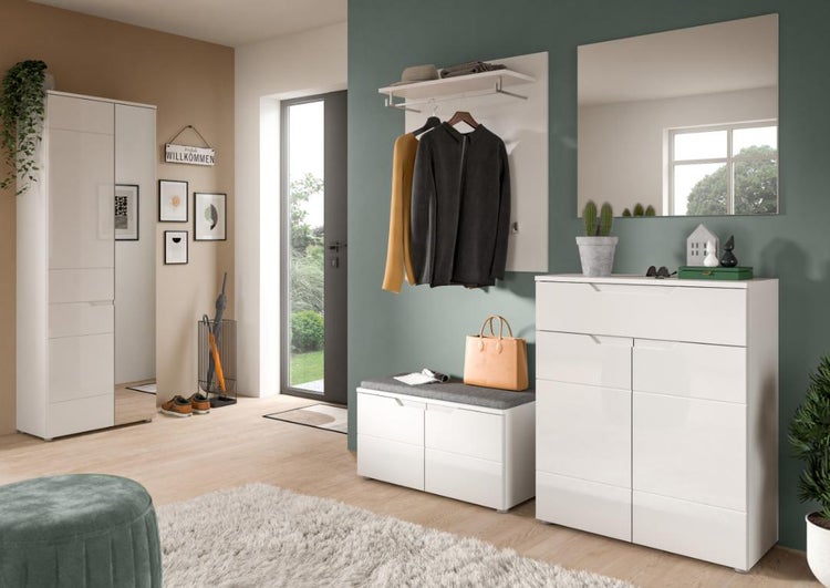Helle Eingangsdiele mit Garderobe, Schuhschrank, Spiegel und Dekorationen.