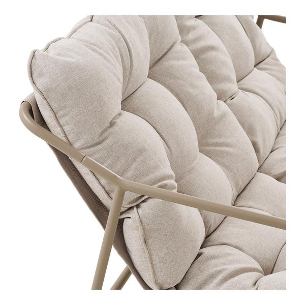 Detailansicht eines Sessels mit Polsterung und Metallrahmen