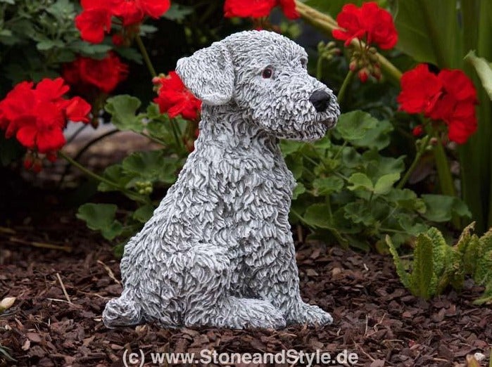 Gartenfigur Hund aus Steinguss sitzend für den Außenbereich