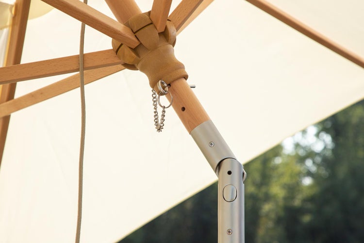 Tapetenrolle mit grafischem Quadratmuster