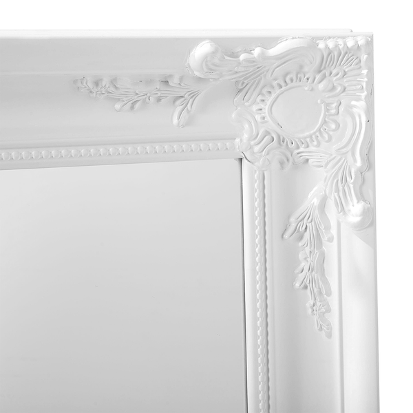 Detailansicht eines weißen Spiegels mit Ornamenten