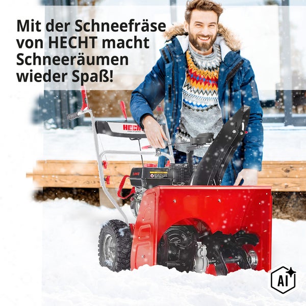Ein Mann in Winterkleidung bedient eine Hecht Schneefräse bei Schneefall vor einem Haus.