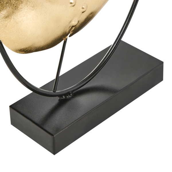 Dekorative Skulptur mit goldfarbener Kugel und schwarzem Metallsockel