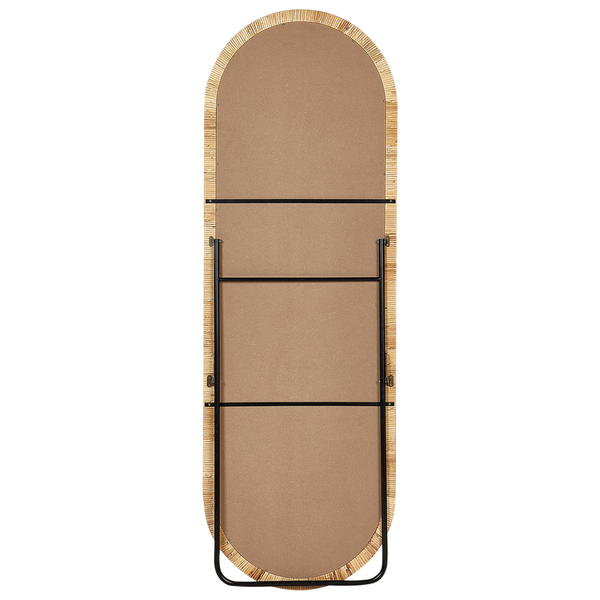 Rückseite eines stehenden Spiegels mit Rattanrahmen und schwarzem Metallfuß