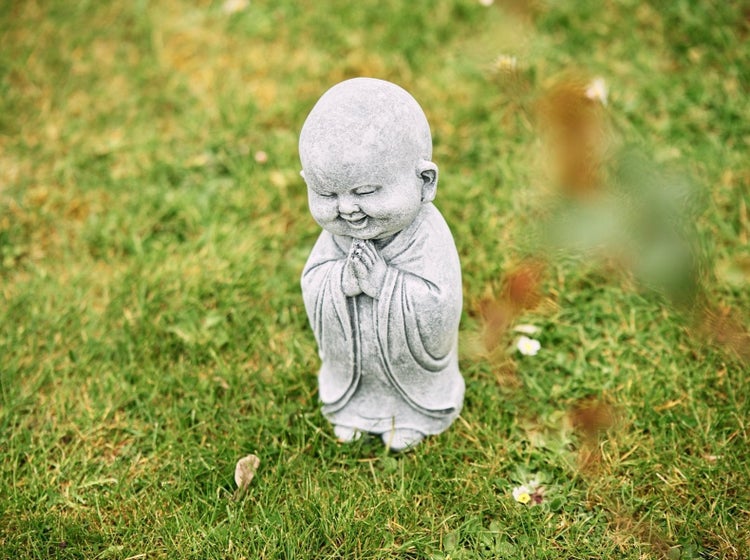 Steinfigur kleiner betender Buddha aus witterungsbeständigem Material für die Gartendekoration