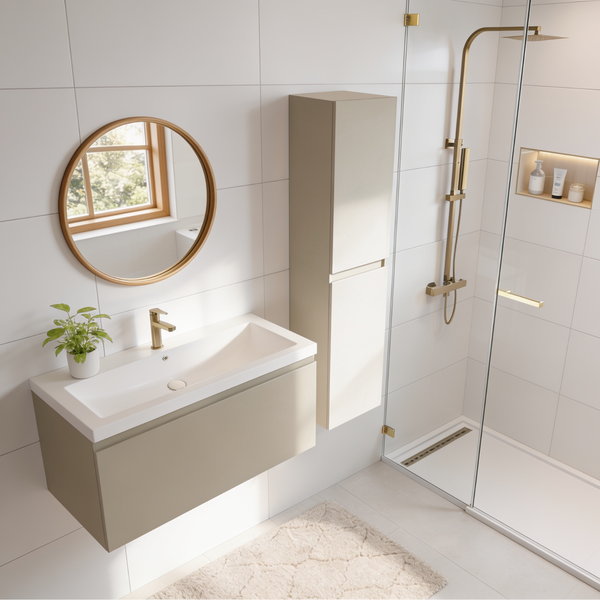 Modernes Badezimmer mit einem hohen Badschrank, einem Wandwaschtisch, einem runden Spiegel und einer Duscharmatur an einer gefliesten Wand.