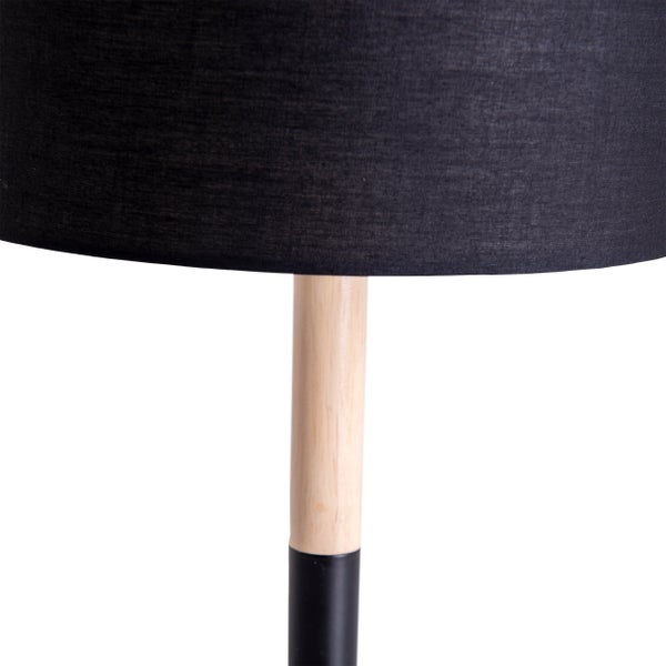 Tischleuchte mit schwarzem Lampenschirm und Holzfuß