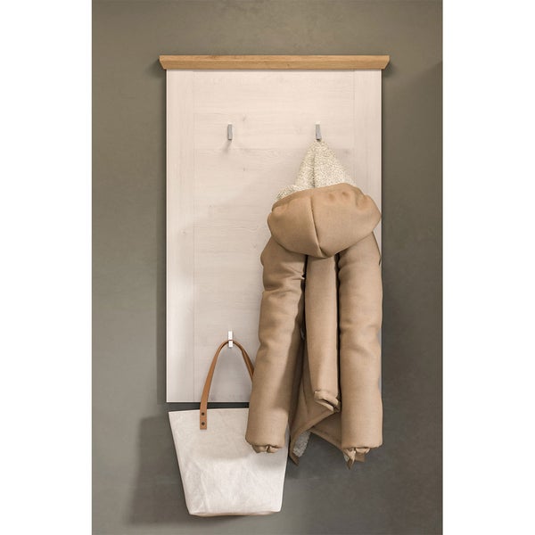 Wandgarderobe aus hellem Holz mit Ablageboden und drei Haken, behängt mit einer Jacke und einer Tasche.