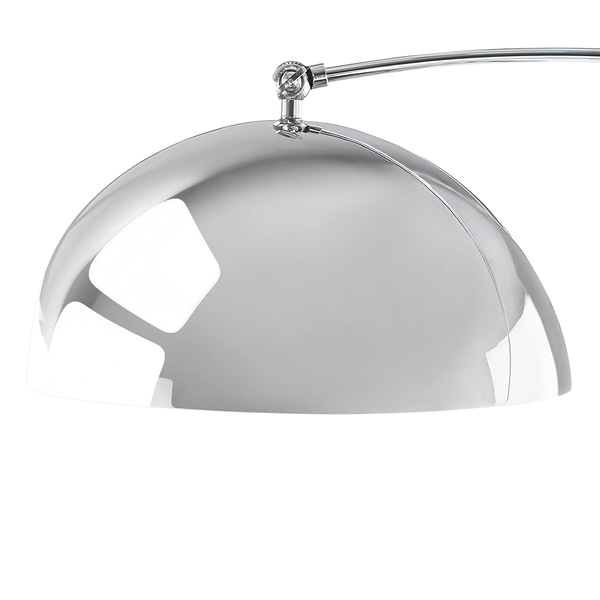 Detailaufnahme einer verchromten Bogenlampe mit halbkugelförmigem Lampenschirm.