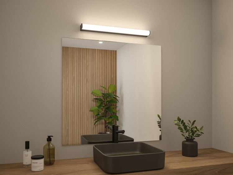 Badezimmer Waschbecken mit Armatur, Spiegel und Beleuchtung