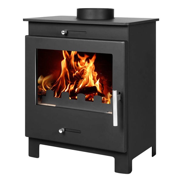 Moderner schwarzer Kaminofen aus Metall mit brennendem Holzfeuer hinter der Glasscheibe, silberfarbenem Griff und Schiebereglern.