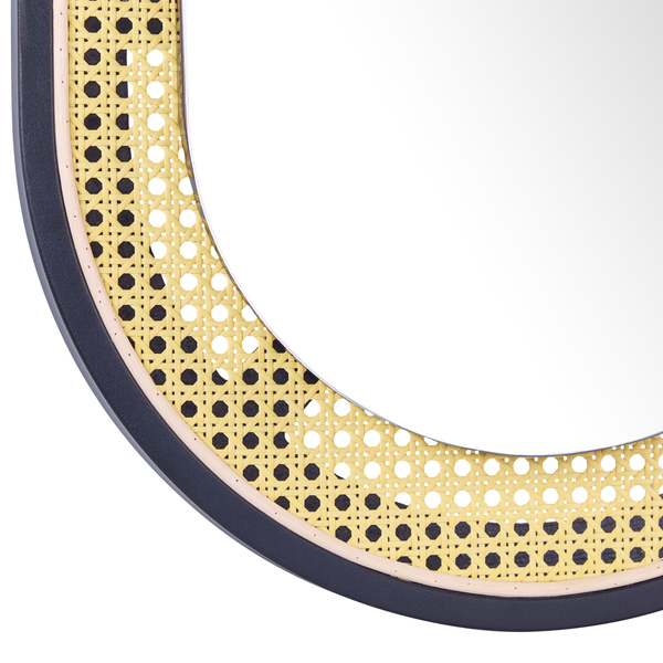 Detailansicht eines Spiegels mit Rattanrahmen