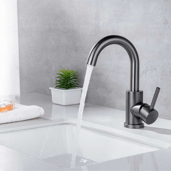 Moderne Einhebel Waschtischarmatur mit fließendem Wasser über einem weißen Waschbecken in einem Badezimmer.