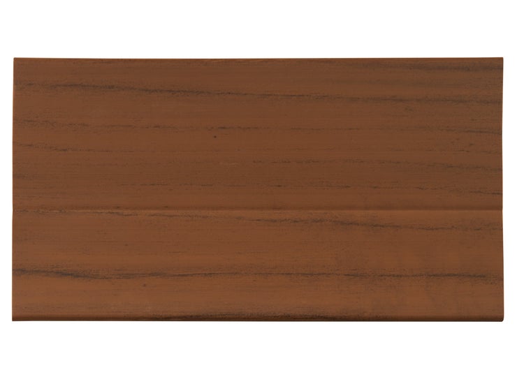 Stück einer Terrassendiele aus Holz mit Holzmaserung als Bodenbelag für den Außenbereich