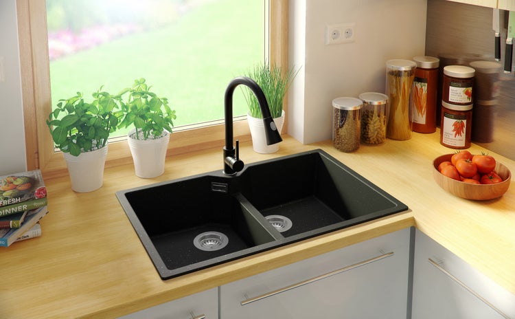 Küchenszene mit schwarzer Doppelspüle, Wasserhahn und Lebensmitteln auf der Arbeitsfläche