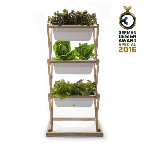Vertikales Pflanzregal mit drei Etagen, Holzgestell und Kunststoffwannen mit Salat. Siegel German Design Award Special 2016.