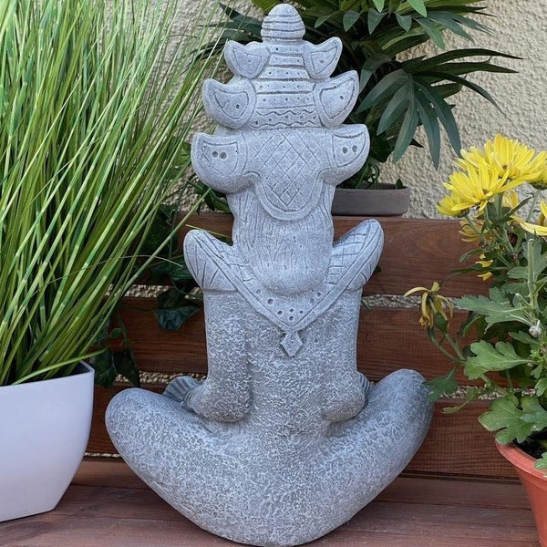 Steinfigur einer sitzenden Buddha Figur für den Gartenbereich