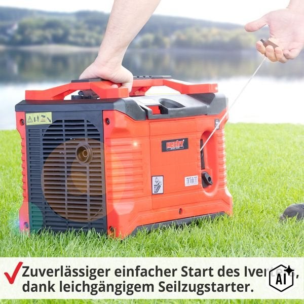Hecht Inverter Stromerzeuger mit Seilzugstarter auf einer Wiese stehend, während eine Hand den Startvorgang durchführt.