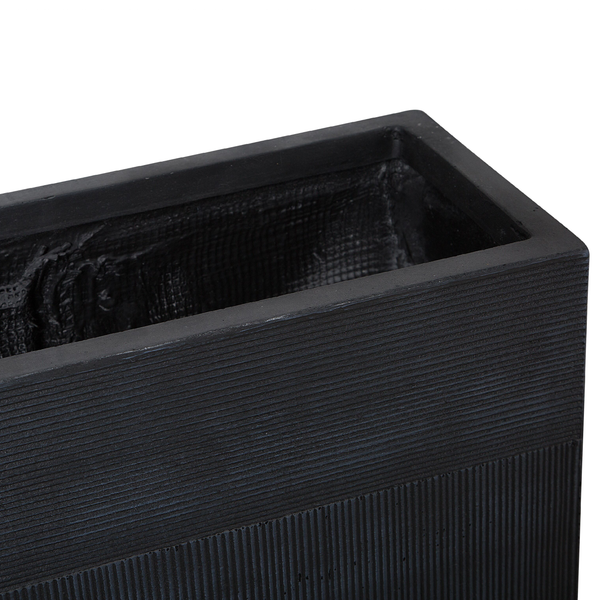 Rechteckiger Pflanzkasten mit gerillter Oberfläche