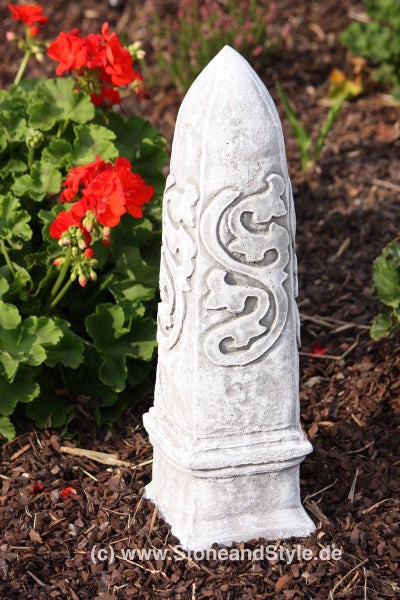 Dekorative Gartenstele aus Steinguss mit ornamentalen Verzierungen zur ansprechenden Gartengestaltung und Dekoration im Außenbereich.
