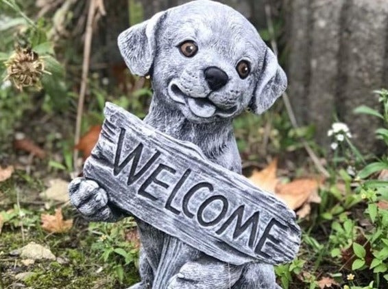 Gartenfigur Welpe als Hund mit Willkommensschild für den Außenbereich