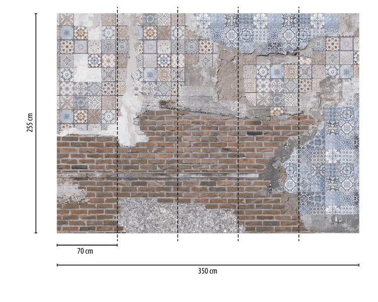 Vliestapete mit Muster aus Backstein, Beton und Fliesen, 350 mal 255 Zentimeter, bestehend aus 5 Streifen zu je 70 Zentimeter.
