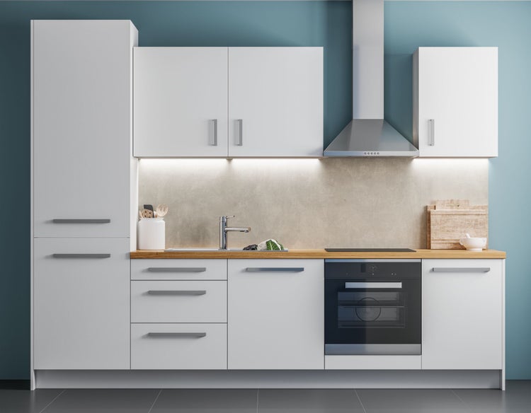 Moderne Einbauküche mit glatten Fronten, einer Arbeitsplatte in Holzoptik und integrierten Geräten wie Backofen, Herd und Dunstabzugshaube.