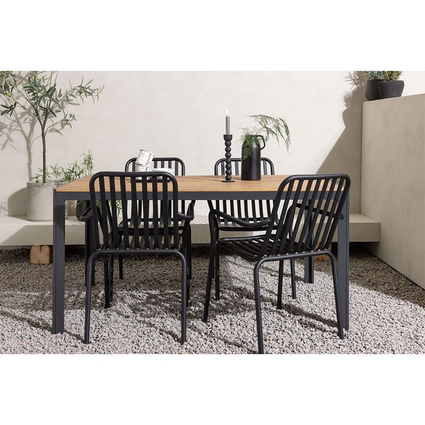 Gartensitzgruppe mit Tisch und vier Stühlen auf Kies