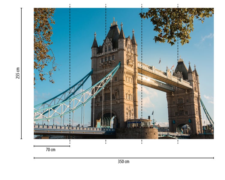 Fototapete mit Motiv der Tower Bridge in London, 350 mal 255 Zentimeter, in 5 Bahnen unterteilt.