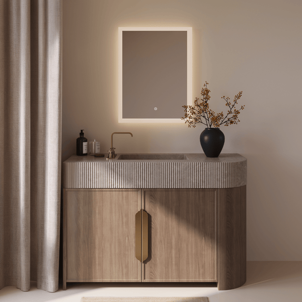 Badezimmer mit modernem Waschtischunterschrank aus Holz, integriertem Waschbecken mit gerippter Front, Wasserhahn und beleuchtetem Wandspiegel.