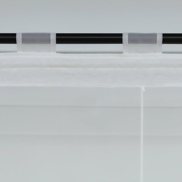 Gardinenstange mit Schlaufenaufhängung und weißem Stoff