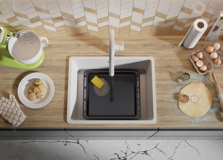 Küchenszene mit Spüle, Teig und Backutensilien auf einer Arbeitsplatte