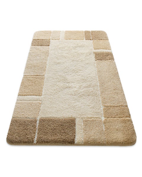 Badteppich mit Rechteck-Muster in Beige und Braun, aus weicher Kunstfaser mit hohem Flor.