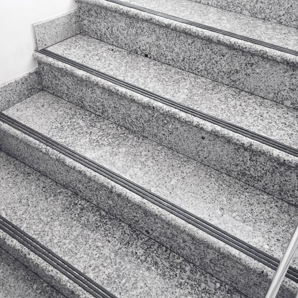 Granittreppe mit Antirutschstreifen für mehr Sicherheit