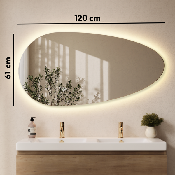 Organisch geformter Badezimmerspiegel mit LED Beleuchtung, 120 x 61 Zentimeter, montiert über einem Doppelwaschtisch in einem modernen Bad.