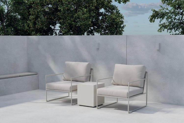 Modernes Gartenmöbel-Set mit zwei Sesseln inklusive Polstern und einem würfelförmigen Beistelltisch auf einer minimalistischen Terrasse.