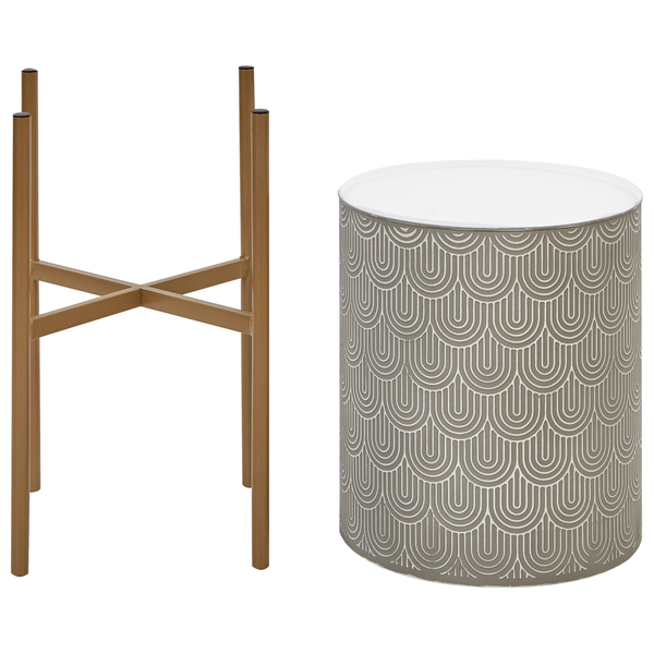 Blumenhocker mit Metallgestell und Zementtopf mit Muster