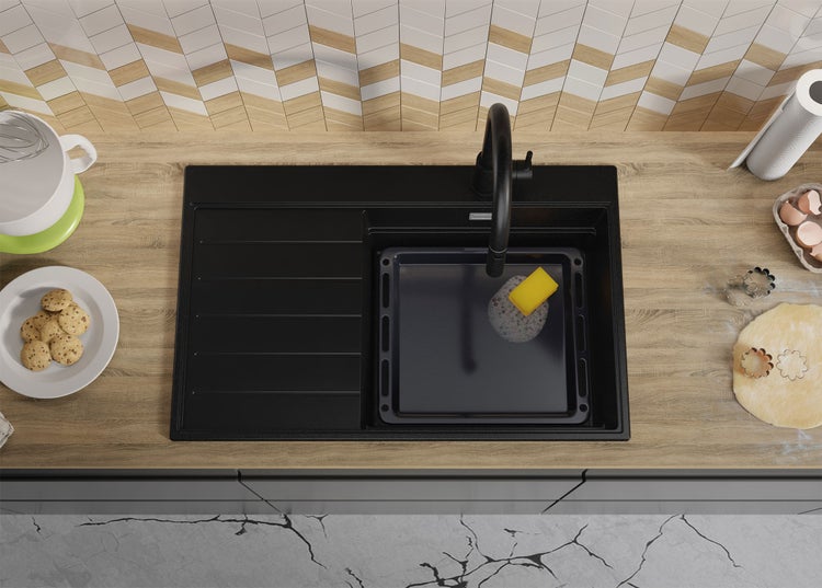 Spüle mit Armatur und Backblech auf einer Küchentheke